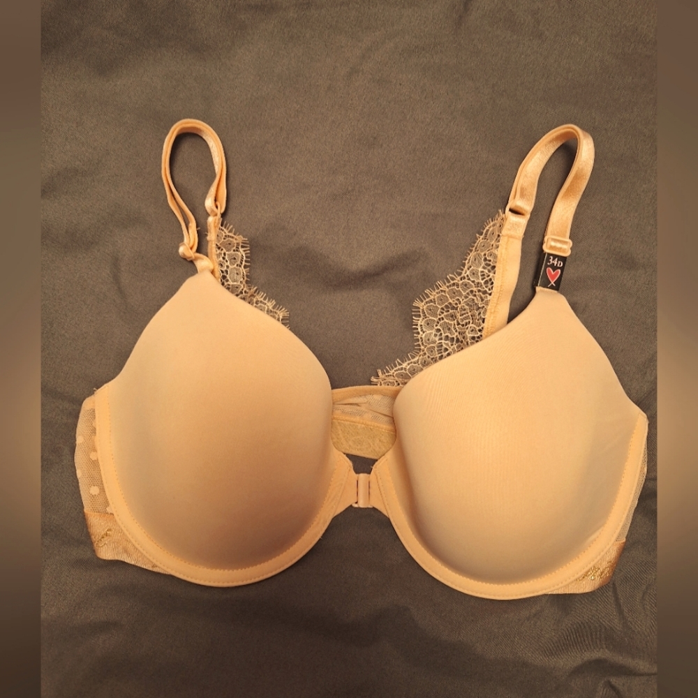NWT Victoria's Secret Push Up Bra.  Clasp in front with underwire.  SIZE 34D.